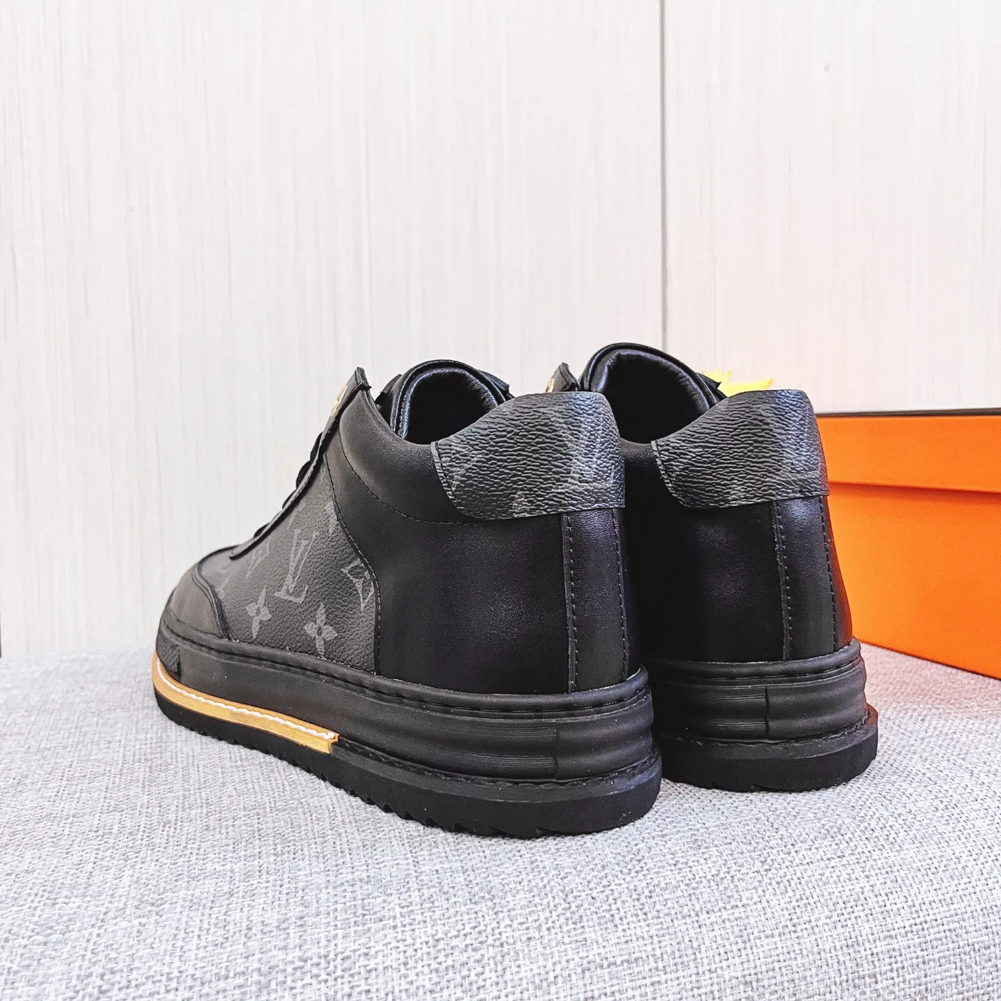 Men's shoes 💰 440 men's shoes 💰 [ LV ] 🔥 Louis Vuitton, high-end men's shoes brand official website 1:1 latest masterpiece: uppers are made of Italian imported first-layer cowhide with comfortable and breathable lining ➕ original non-slip and wear-resistant outsole 🔥, making walking more convenient and comfortable! An exclusive new model, a stunning work, a beautiful 1:1 replica [color] compared to the official quality! Create a fashionable personality to set off your uniqueness! A must-have for trendy men! Classic 🔥Size: 38-44 Color: 🔥 2⃣️colors available🔥.